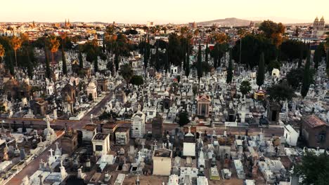 Panteón-De-Mezquitán-In-Guadalajara,-Mexiko:-Historischer-Friedhof-Mit-Berühmten-Gräbern,-Gotischer-Architektur-Und-Bemerkenswerten-Mausoleen