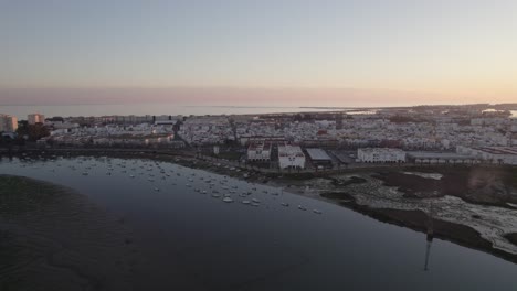 Luftaufnahme-Der-Stadtlandschaft-Der-Isla-Cristina,-Die-Sich-Im-Schein-Der-Untergehenden-Sonne-Sonnt,-Spanien