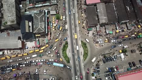 Toma-Vertical-De-Drones-De-Intersección-De-Tráfico-En-Lagos,-Nigeria