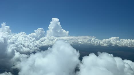 Einzigartiger-Pilotenblick-Auf-Einen-Himmel-Mit-Einigen-Winzigen-Wolken,-Aufgenommen-Aus-Der-Kabine-Eines-Jets-Beim-Flug-In-6000-M-Höhe-Mit-Tiefblauem-Himmel