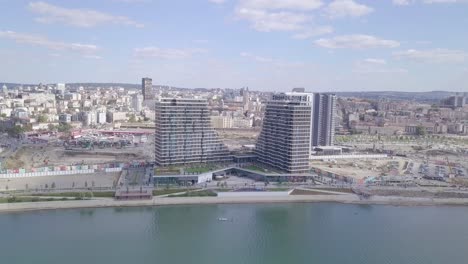 Establishing-4k-aerial-shot-of-Sava-river-and-towers-of-Belgrade-Waterfront,-Serbia