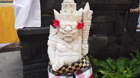 Templo-Tradicional-Balinés-Protector-Guardián-Estatua-De-Piedra-Escultura-De-Bedogol