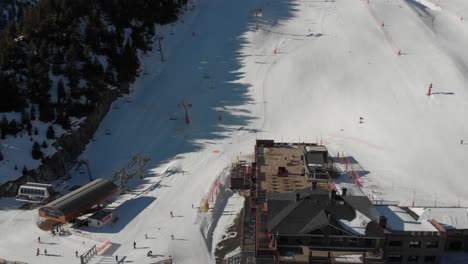 Arinsal-Ski-Resort,-Andorra---Ski-Track,-Tilt-Up