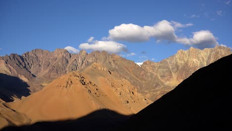 Paisaje-Colorido-En-Las-Montañas-De-Los-Andes-Con-Cielo-Azul-Y-Nubes