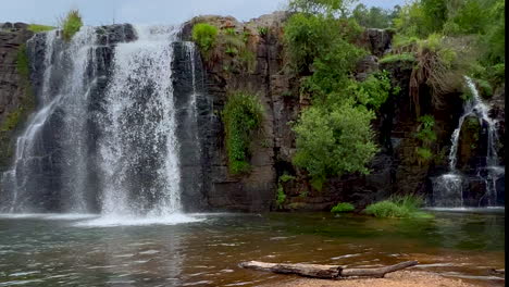 Forrest-Lisbon-Falls-Atemberaubende,-Friedliche-Wasserfälle,-Sabie-Nelsprit,-Johannesburg,-Mbombela,-Südafrika,-Das-Malerischste-Filmische-Frühlingsgrün,-üppiges,-Friedliches,-Ruhiges-Wasser,-Nahaufnahme,-Zeitlupe,-Linker-Schwenkstrand