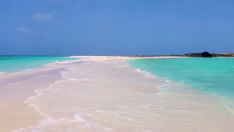 Lonely-tropical-sandbank,-sea-water-crash-on-white-sand,-splash-foam-se-water-texture