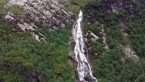 Steall-Wasserfall-Drohnenaufnahme-An-Einem-Wolkigen,-Launischen-Tag