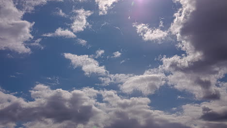 Densas-Nubes-Rodando-Sobre-El-Cielo-Soleado-Durante-La-Puesta-De-Sol
