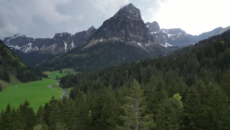 Obersee-En-Los-Alpes-De-Glarus-Y-Zona-Turística-De-Glarnerland,-Näfels,-Cantón-De-Glarus,-Suiza--Vista-De-Drones