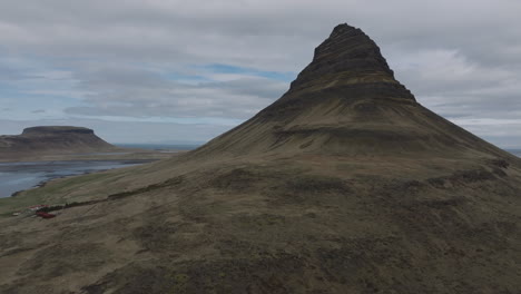 Elevación-Enigmática-De-Kirkjufell:-Exploración-Aérea-De-La-Majestuosa-Montaña-De-Islandia