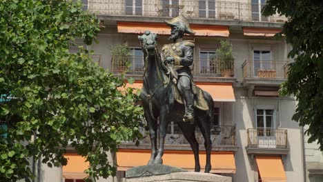 Statue-of-a-man-on-a-horse-in-Geneva,-Switzerland