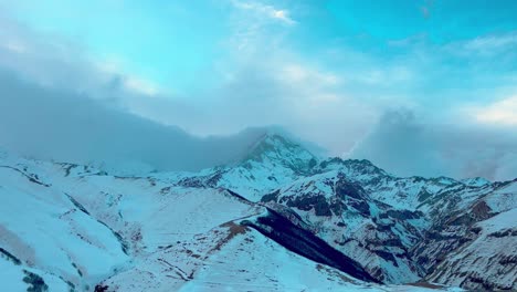 Blick-Auf-Den-Wolkigen-Gipfel-Des-Berges-Kazbegi