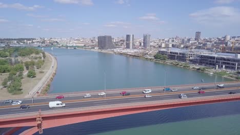 Aufsteigende-Luftaufnahmen-Für-Eine-4K-Aufnahme-Der-Gazela-Brücke-Und-Des-Flusses-Save-In-Belgrad