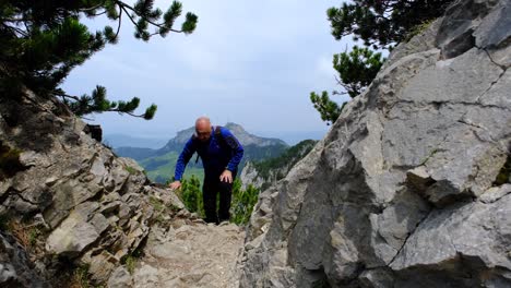 Ein-Mann-Wandert-In-Den-Bergen-Mit-Einem-Wunderschönen-Berg-Im-Hintergrund
