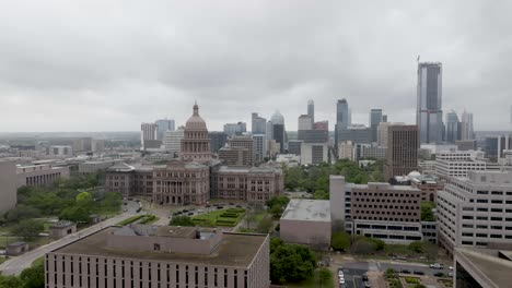 Texas-state-capitol-building-in-Austin,-Texas-with-drone-video-moving-up
