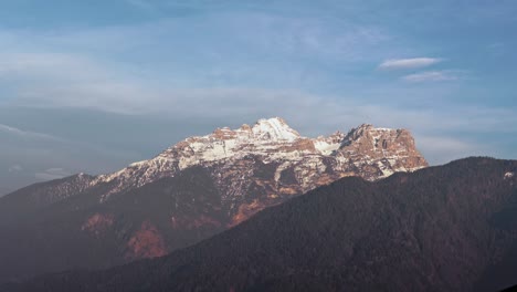 Incredible-timelapse-of-Dolomites-mountains-in-North-Italy-at-sunset