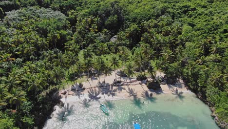 Luftaufnahmen-Rund-Um-Die-Küste-Von-Madama,-Samana-Las-Galeras,-Dominica