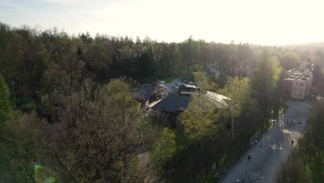 Luftaufnahme-Einer-Atemberaubenden-Freiluftkonzertbühne-Im-Stadtpark-Bei-Sonnenuntergang