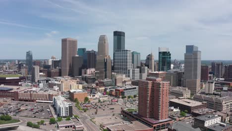 Rising-aerial-panning-shot-of-downtown-Minneapolis,-Minnesota