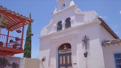 Slow-sliding-4k-opening-shot-of-church-and-blue-sky-in-summer,-Pueblito-Paisa