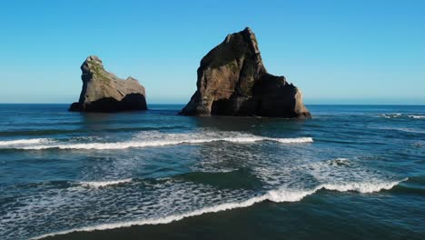 Zwei-Torbogen-Felsformationen-An-Der-Küste-Neuseelands