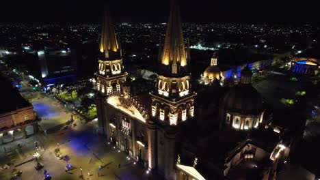 Antena-Nocturna-De-Guadalajara-Frente-A-La-Catedral-De-Guadalajara