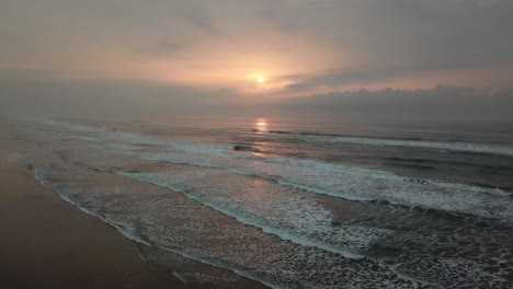 Wunderschöne-Langsame-4K-Luftaufnahme-Von-Strand-Und-Meer-Mit-Wellen,-Itanhaem-Brasilien