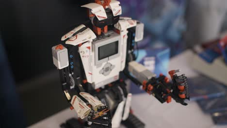 Primer-Plano-De-Un-Juguete-Robot-Constructor