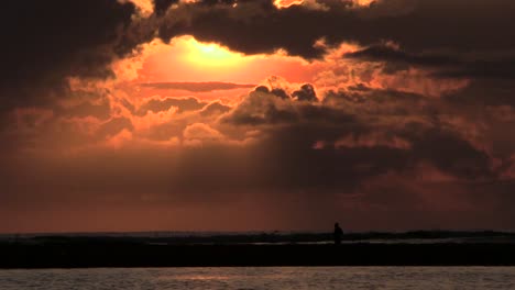 Sonnenaufgang-Mit-Wolken-Und-Fischerspeer-Tarraya-Mit-Der-Lagune-Und-Dem-Meer-Im-Hintergrund