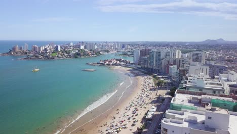 Gleitende-Luftaufnahme-Eines-Wunderschönen-Strandes-In-Guarapari,-Brasilien