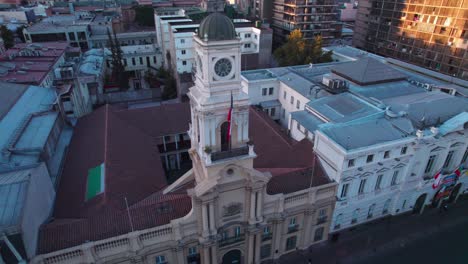 Museo-Histórico-Nacional-aerial-view-orbiting-across-Plaza-de-Armas,-Santiago-main-square-and-royal-palace
