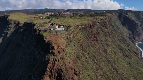 Vistas-Panorámicas-De-La-Isla-De-Madeira-Desde-El-Faro-De-Ponta-Do-Pargo---Una-Toma-Que-Muestra-El-Faro-Y-El-Paisaje-Circundante-De-La-Isla-Desde-Una-Perspectiva-Alta