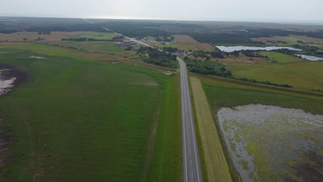 Weitwinkel-Luftdrohnenaufnahmen-Von-Grasfeldern-Und-Landschaften-In-Dänemark