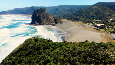Establishing-shot-of-Piha-Beach,-famous-spot-for-outdoor-activities-in-New-Zealand