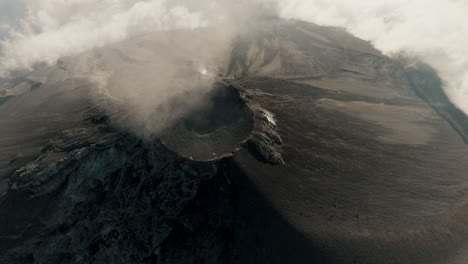 Vapor-Que-Sube-Sobre-El-Cráter-Del-Volcán-De-Fuego-En-Guatemala