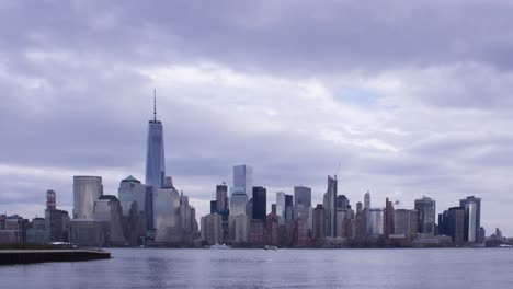 Timelapse-skyline-New-York-on-a-cloudy-day,-metropolis-cityscape,-ships-movement