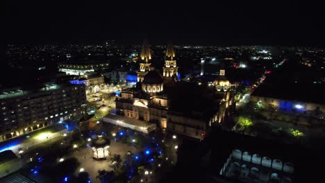Órbita-Aérea-Nocturna-De-Guadalajara-De-La-Catedral-Y-El-Horizonte-De-Guadalajara