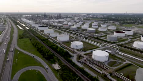 Oil-refinery-in-Lake-Charles,-Louisiana-with-wide-shot-drone-video-pulling-back