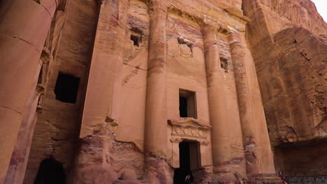 Famous-Archaeological-Site-With-Treasury-Building-Carved-In-A-Sandstone-Cliff-In-Petra,-Jordan