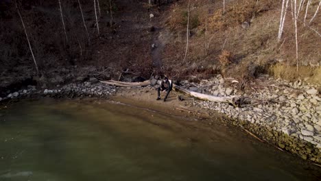 Luftaufnahmen-Eines-Jungen,-Der-In-Einem-Fluss-Fischt