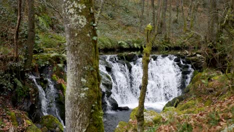 Malerischer-Niñodaguia-Wasserfall-In-Der-Provinz-Ourense,-Spanien
