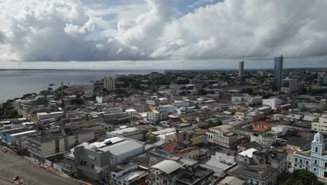 Luftdrohnen-Fliegen-über-Der-Brasilianischen-Stadt-Santarém,-Tapajós-Und-Dem-Amazonas-Ufer,-Stadtbild-Im-Bundesstaat-Pará