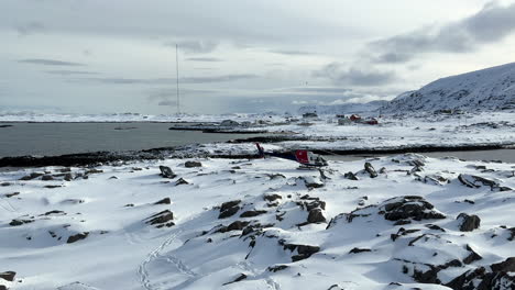Schwenkaufnahme-Eines-Hubschraubers,-Der-An-Einem-Sonnigen,-Ruhigen-Tag-In-Der-Nähe-Des-Dorfes-Ingoy-In-Finnmark-Landete