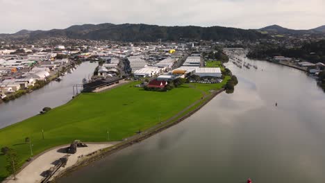 Luftaufnahme-Des-Flussufers-Der-Stadt-Whangarei,-Neuseeland