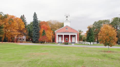 Luft-FPV-Flythrough-Enthüllt-Der-Kirche-New-England-Schönheit-In-Unmittelbarer-Nähe-Herbstfarben-Drohne-Sam-Kolder