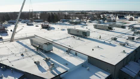 Antenne,-Dach-Eines-Industriegebäudes-Mit-Neuen-HVAC-Einheiten,-Die-Im-Winter-Installiert-Wurden