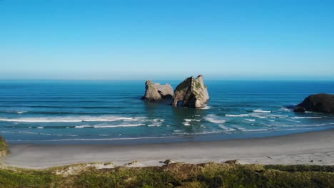 Wunderschöner-Luftüberblick-über-Wharariki-Beach,-Neuseeland