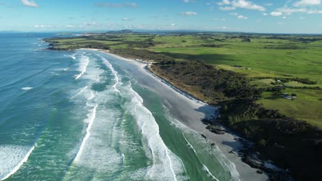 Vista-Asombrosa-De-La-Playa-Tropical-De-Arena-Blanca-Rarawa,-Norte-De-Nueva-Zelanda