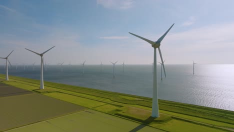 Grupo-De-Molinos-De-Viento-En-Tierra-Y-Mar-Generando-Energía-Sostenible-Cerca-De-Urk,-Países-Bajos
