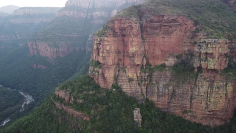 Luftaufnahme-Entlang-Der-Grün-Bewachsenen-Felsen-Der-Drakensberge-In-Afrika